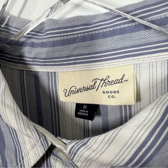 Universal Thread Women's Size Medium Blue White Short Sleeve Button Front Shirt - Picture 7 of 12